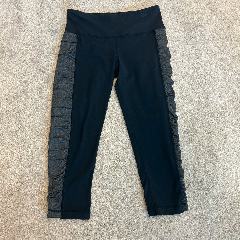 Lululemon Black Wunder Under Capri leggings size 6